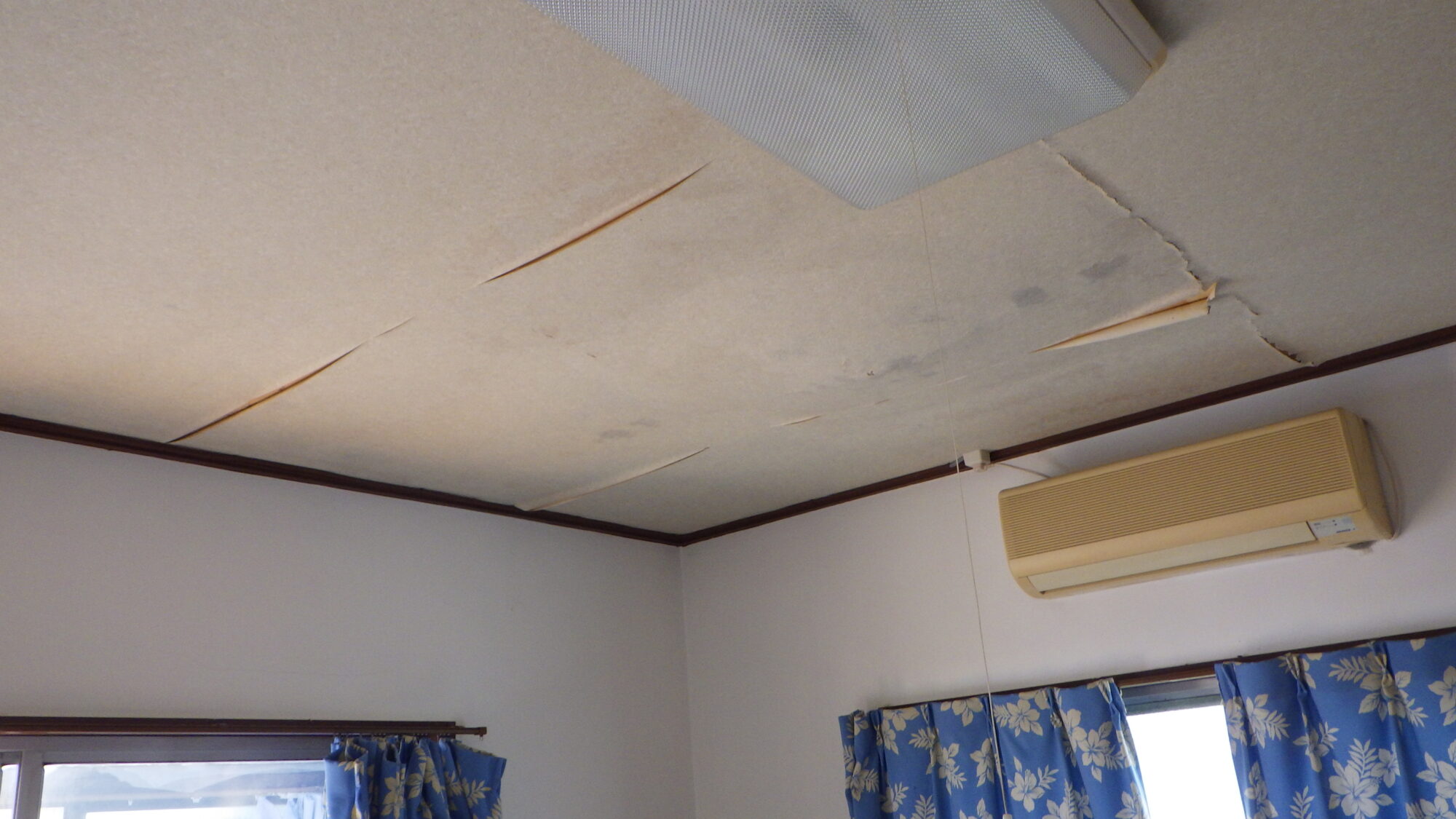 2階の部屋に見られる天井の水染み跡