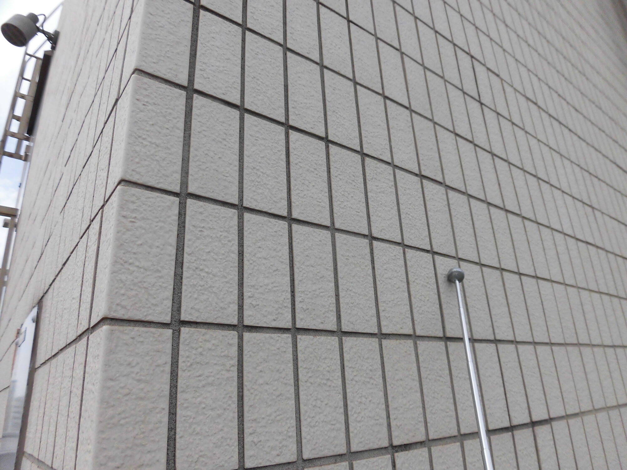 外壁タイルのパルハンマーによる打診調査